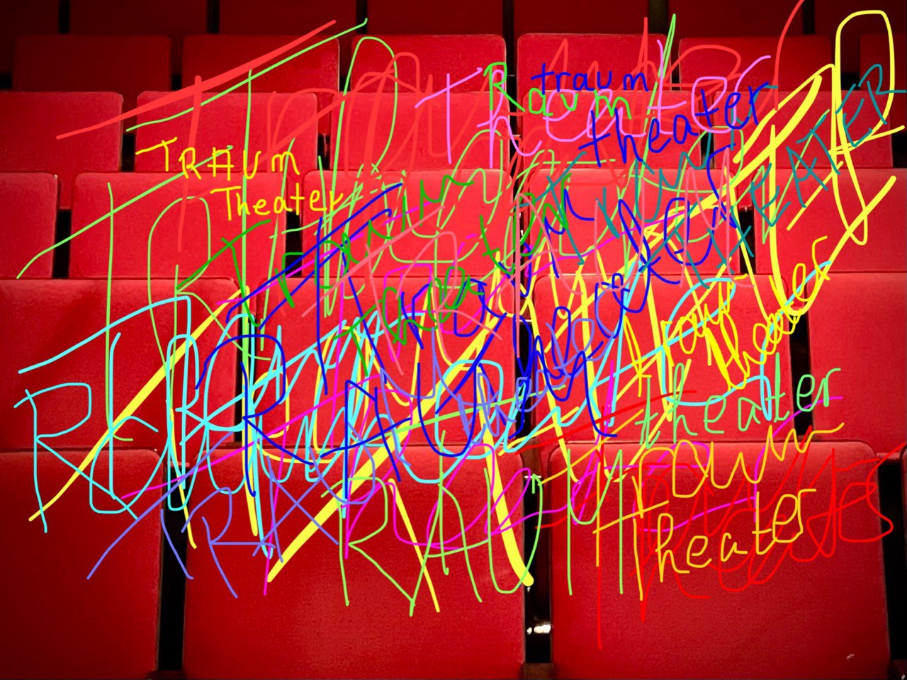Reihen roter Kinositze, lebendig überzogen mit bunten, dynamischen Linien und mehrfach geschriebenem Wort „Theater“, die eine kreative, energievolle Atmosphäre vermitteln.